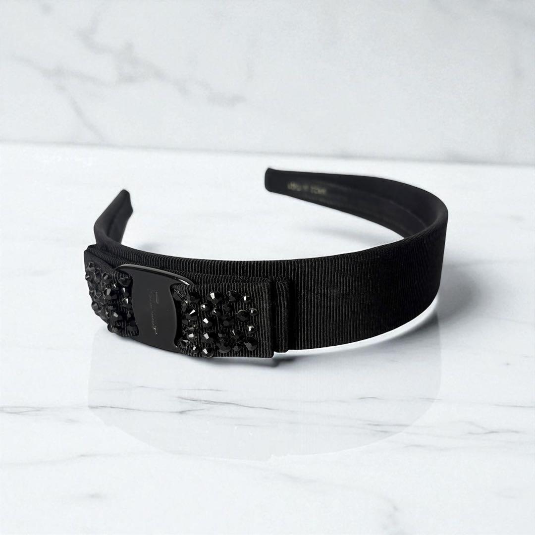 サルヴァトーレフェラガモ　ブラック　ヴァラ　カチューシャラインストーンビジュー.