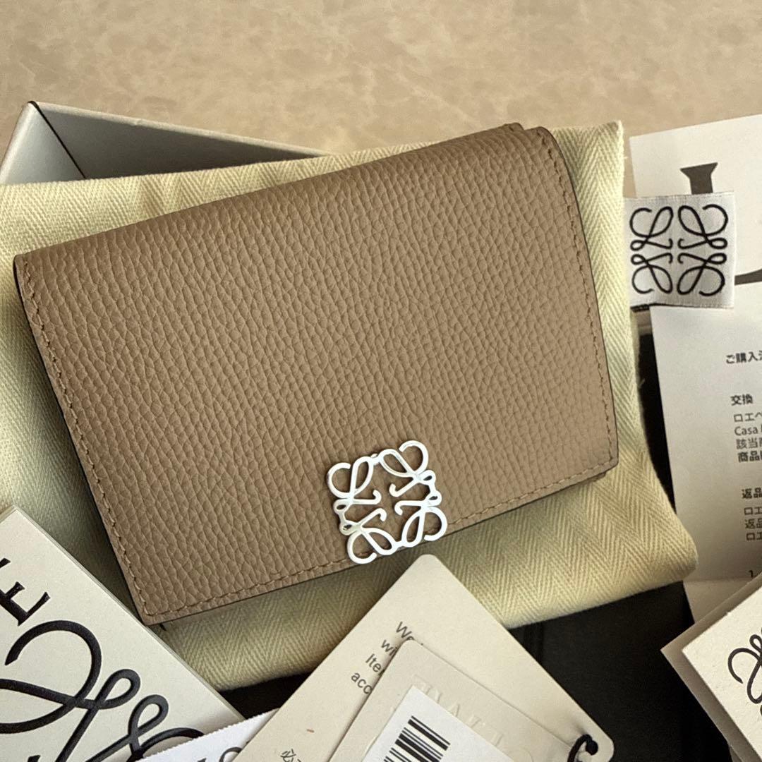 ロエベ アナグラム トライフォールド ウォレット（ペブルグレインカーフ）サンド