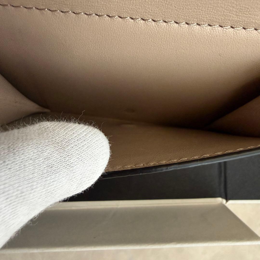 ロエベ アナグラム トライフォールド ウォレット（ペブルグレインカーフ）サンド