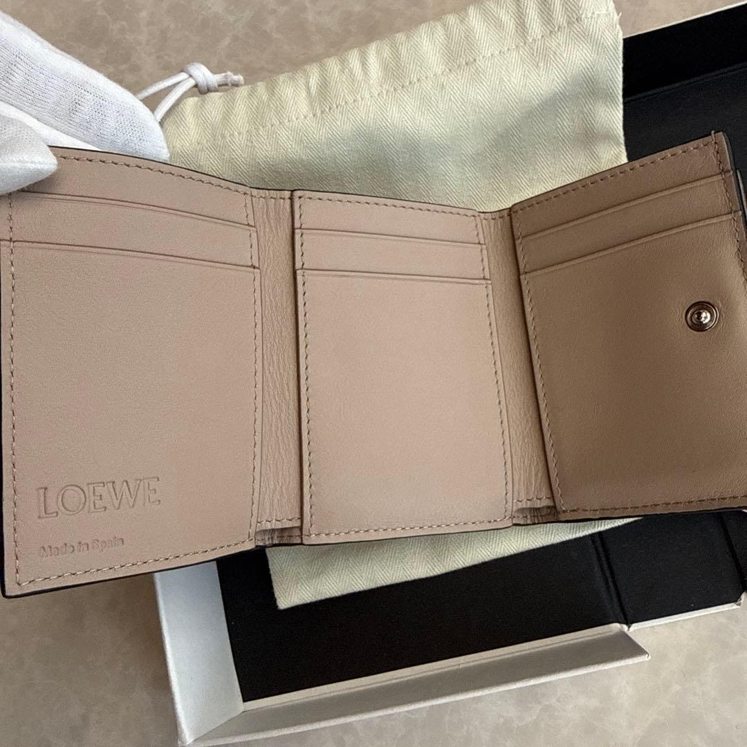 ロエベ アナグラム トライフォールド ウォレット（ペブルグレインカーフ）サンド