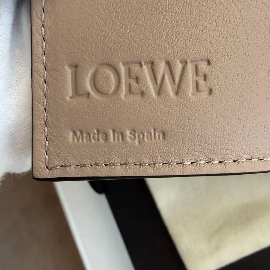 ロエベ アナグラム トライフォールド ウォレット（ペブルグレインカーフ）サンド