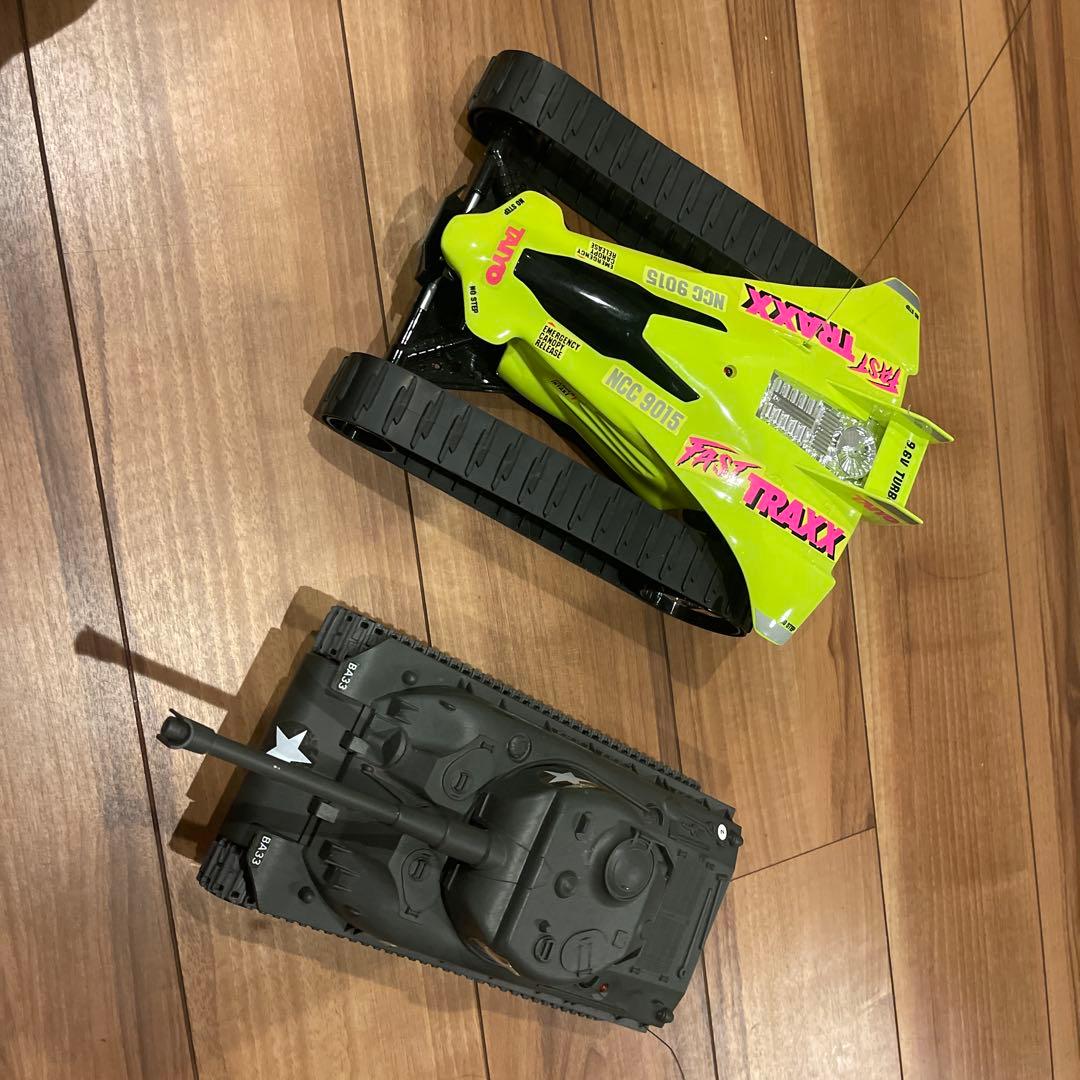 スポーツカーと戦車