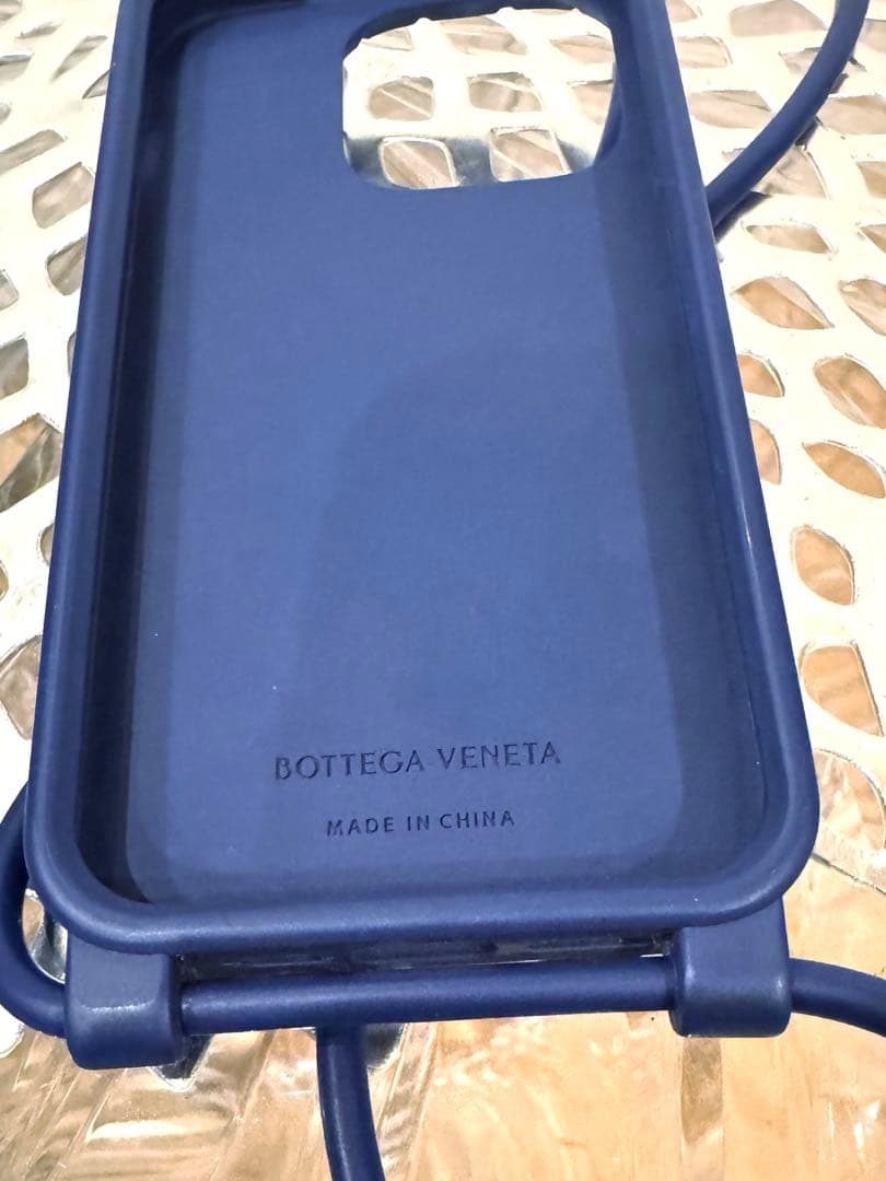 ボッテガヴェネタ★iPhone15Proシリコンケースストラップ付き