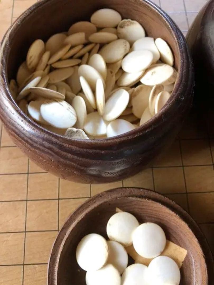 足つき囲碁盤、碁笥、碁石のセット