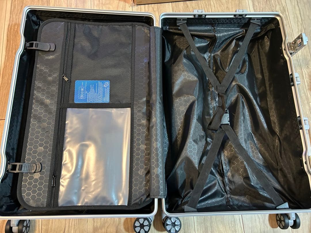 新品⭐️スーツケース⭐️アルミフレームタイプ 超軽量 大容量 シルバー Mサイズ