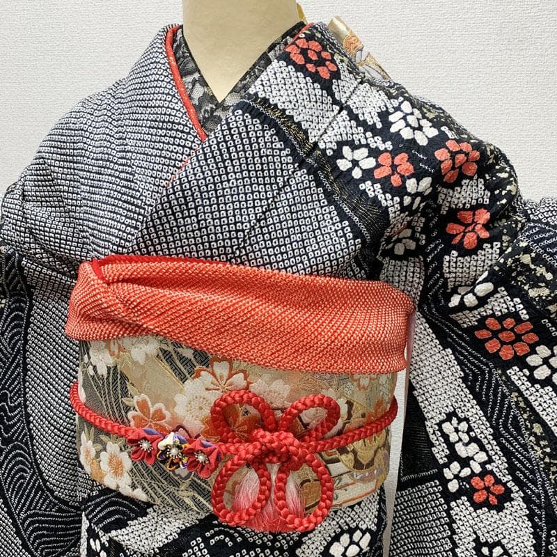 412z13☆振袖 総絞り 金彩 束ね熨斗 青海波 黒☆美品 成人式 結婚式