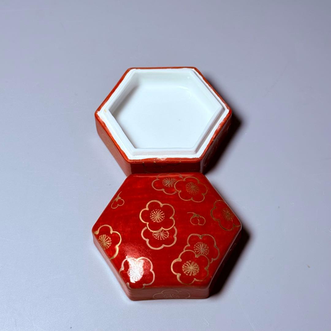 国重要無形文化財　十三代酒井田柿右衛門　濁手　梅花文　濃赤　香合　茶道具　共箱