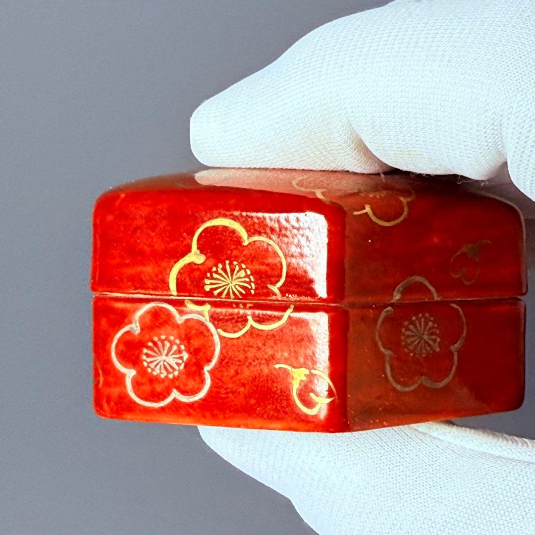 国重要無形文化財　十三代酒井田柿右衛門　濁手　梅花文　濃赤　香合　茶道具　共箱