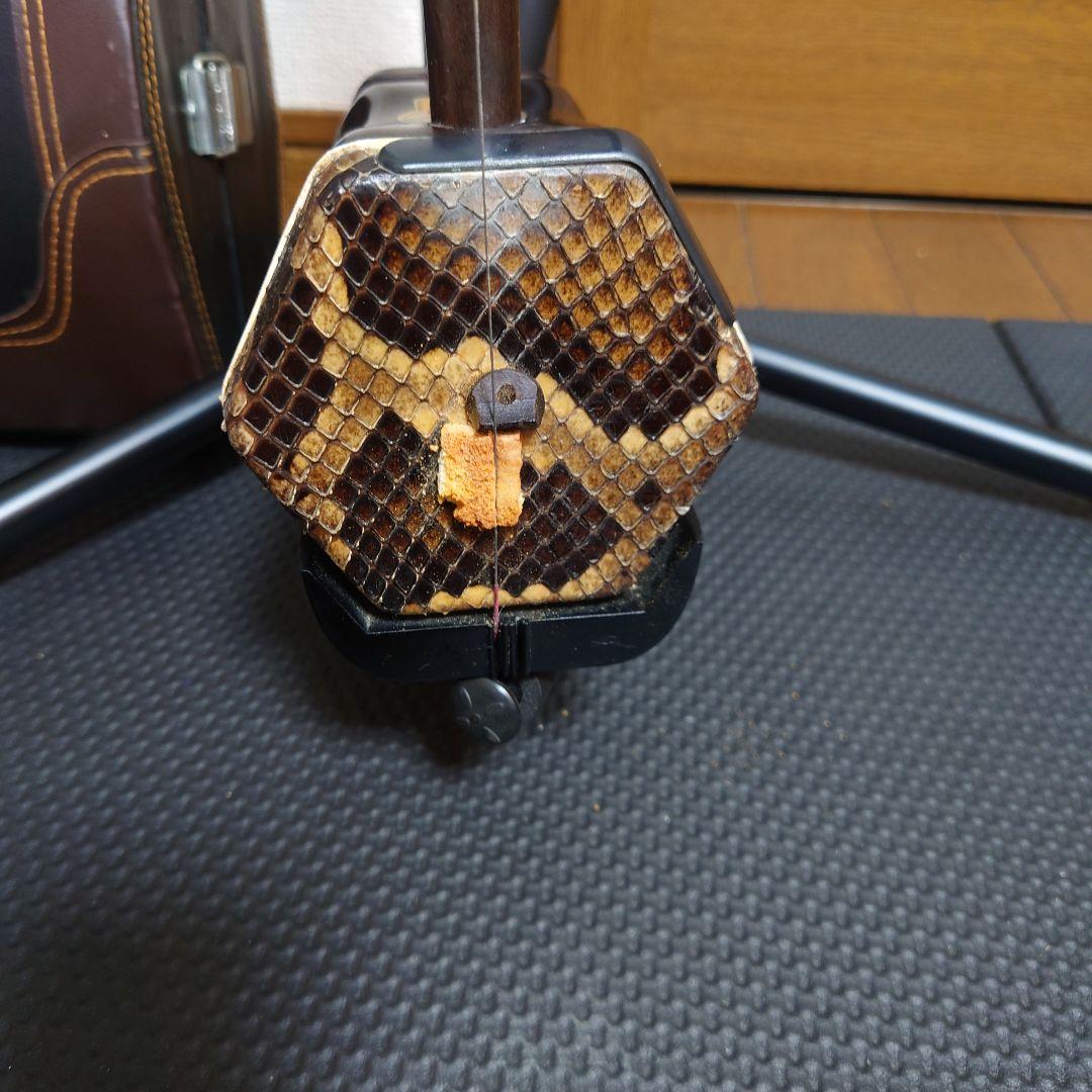 ニ胡 弦楽器 付属品多数　弓３本 中国 彫刻 ケース付き 現状販売