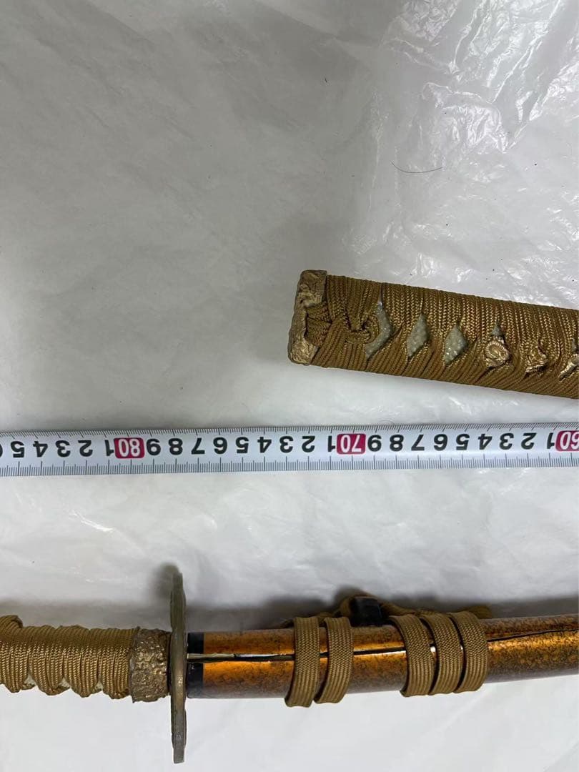 日本刀 波紋模様 金色鞘