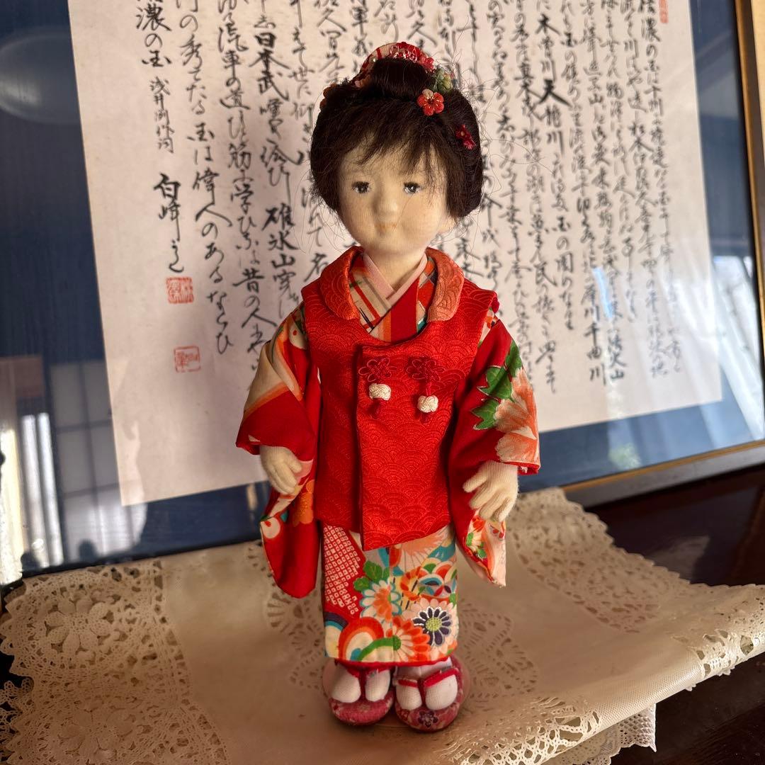 赤と緑の着物の布製人形