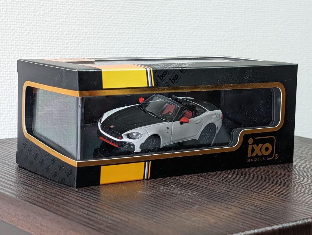 ixo アバルト 124スパイダー 1/43 ミニカー　おまけ トミカ 付き