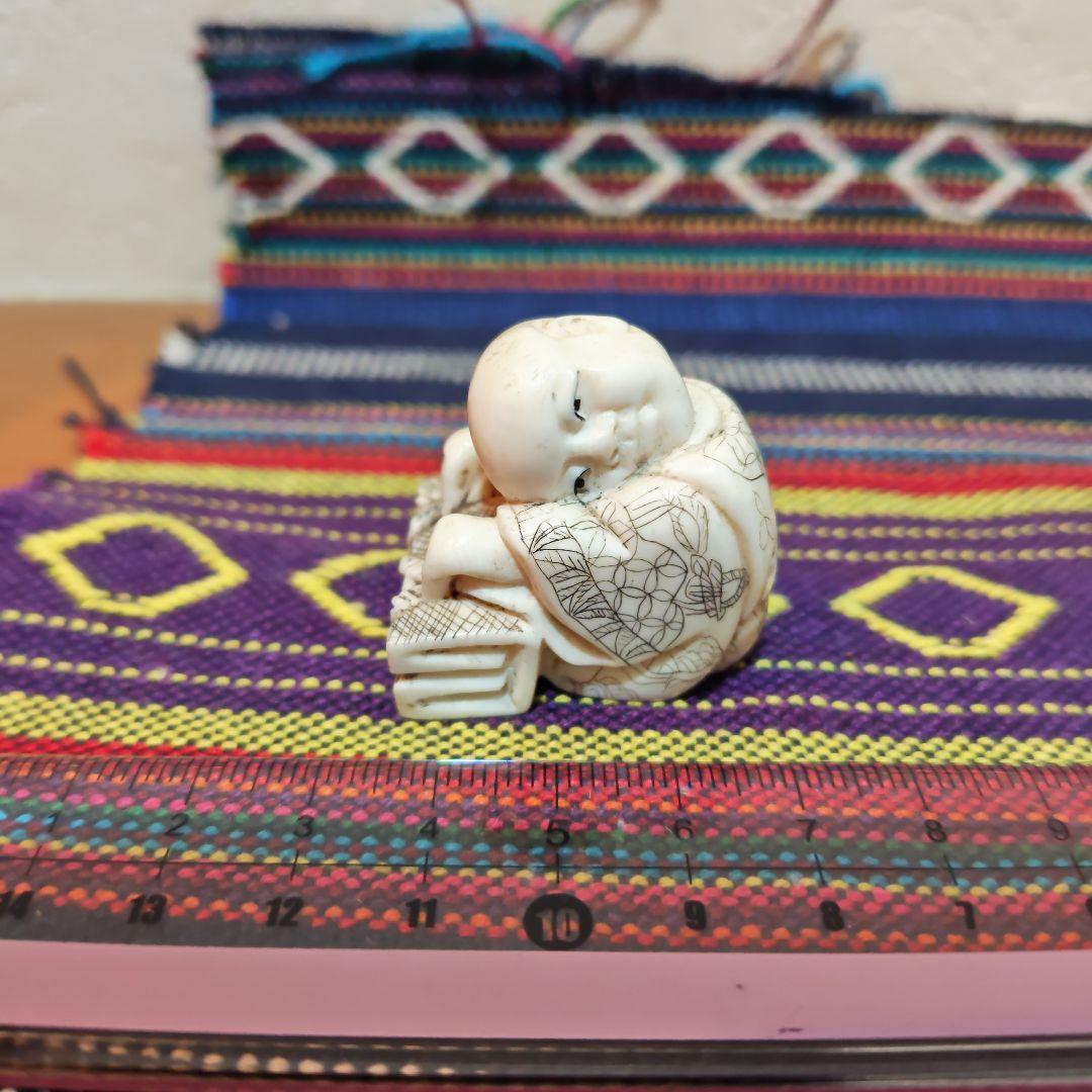 時代提物 人物根付 天然素材 【一休みする小僧】高さ約3.3cm 重さ約28ｇ