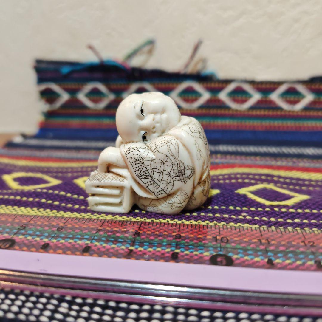 時代提物 人物根付 天然素材 【一休みする小僧】高さ約3.3cm 重さ約28ｇ