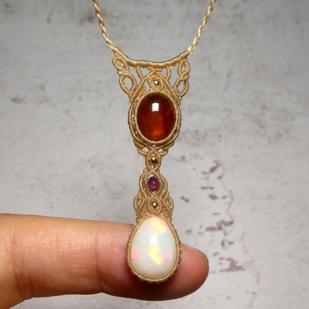 ガーネットとオパールのマクラメネックレス