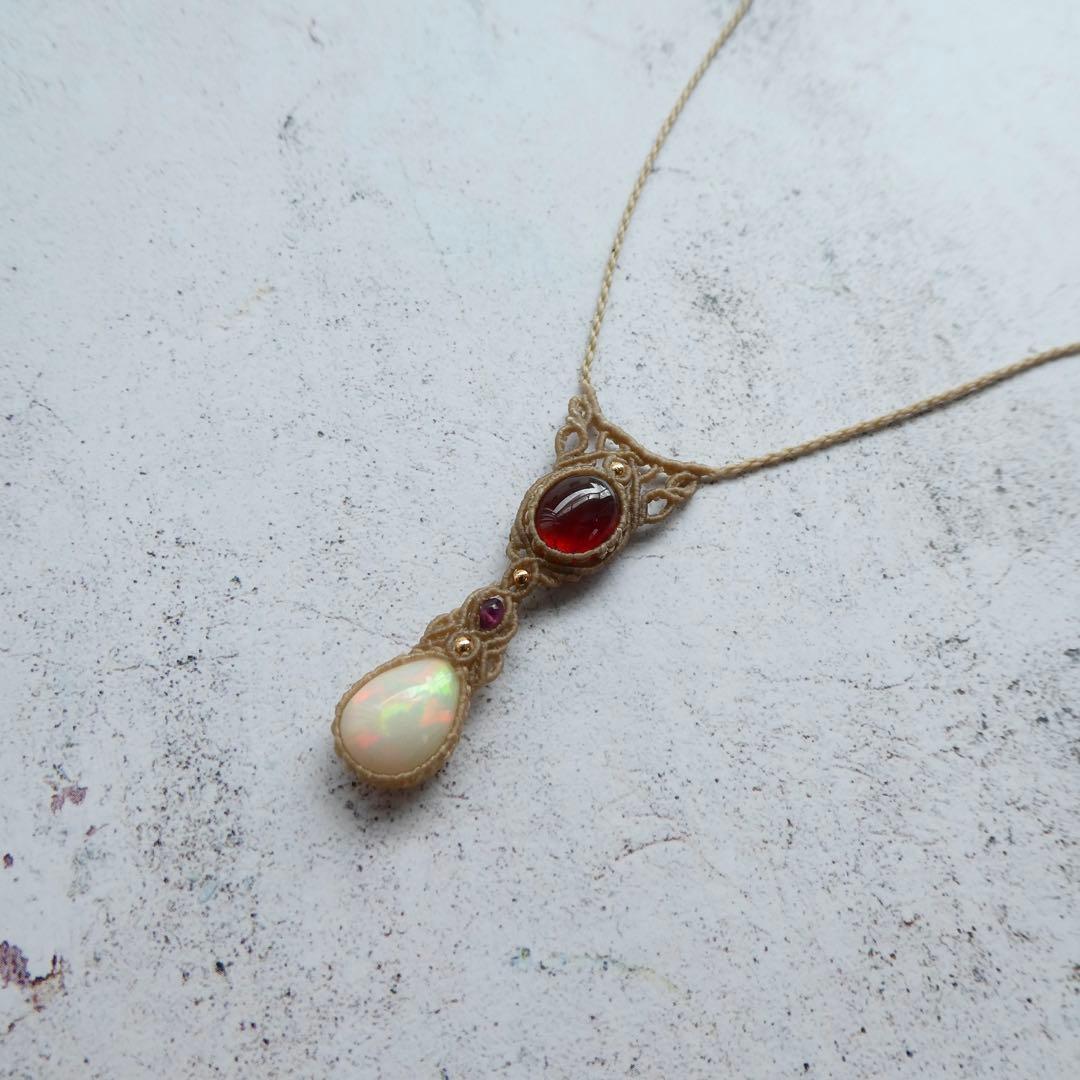 ガーネットとオパールのマクラメネックレス