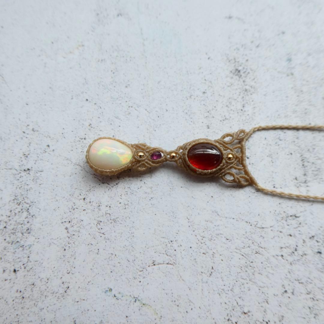 ガーネットとオパールのマクラメネックレス