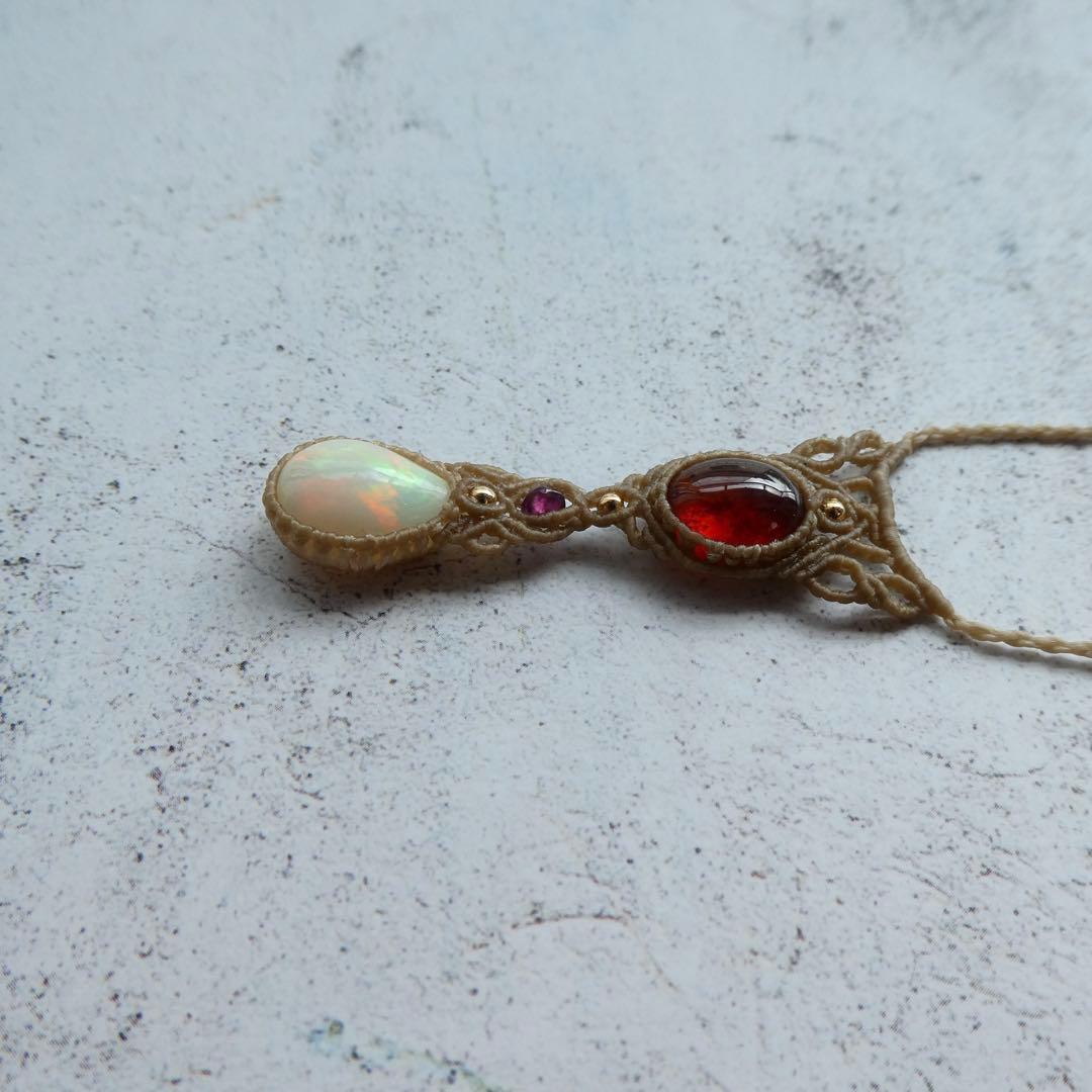 ガーネットとオパールのマクラメネックレス