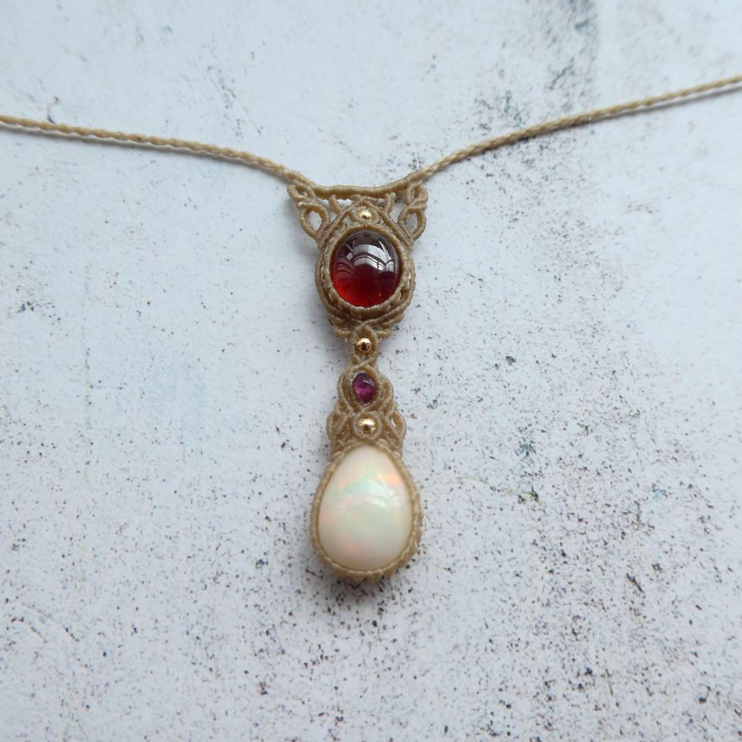 ガーネットとオパールのマクラメネックレス