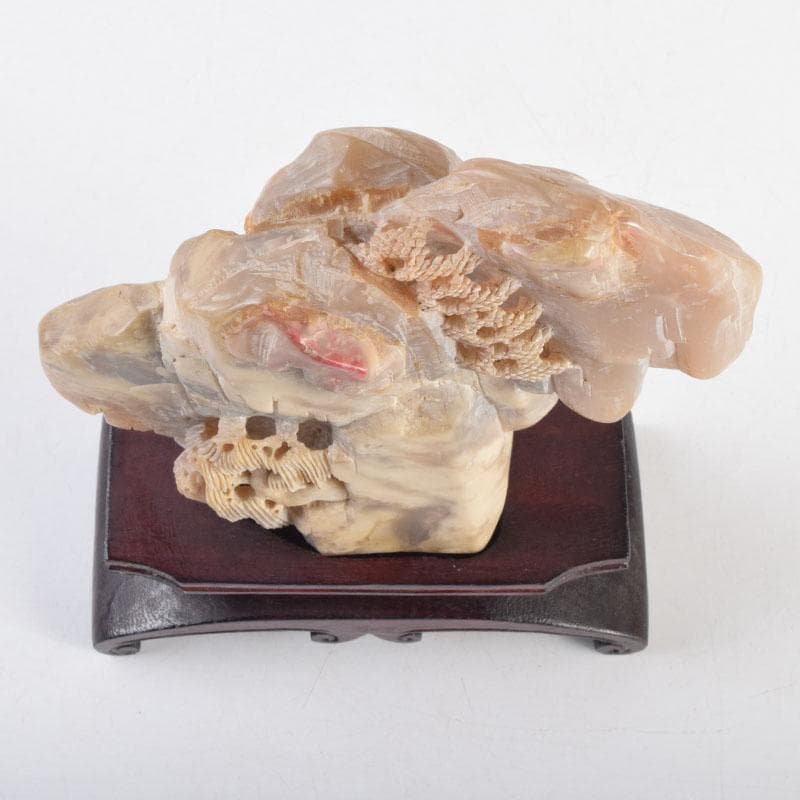 中国　玉石寿山石鶏血彫刻　山水雕　置物　唐木台付　V　9220