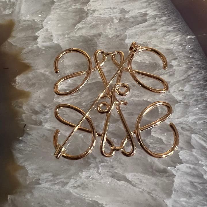 【新品大人気】LOEWE アナグラムブローチ　ローズゴールド