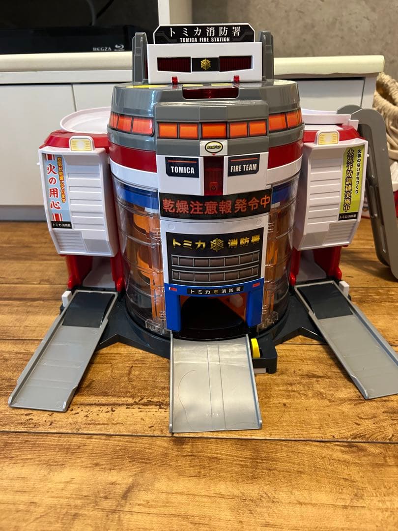 トミカワールド　トミカビームで出動!大回転ファイヤーステーション+トミカビーム