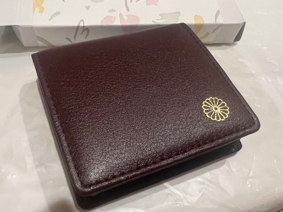 本物保証　最上質　日本皇室御用達菊紋章入　黒本革小銭入れ　財布 皇室紋章入り