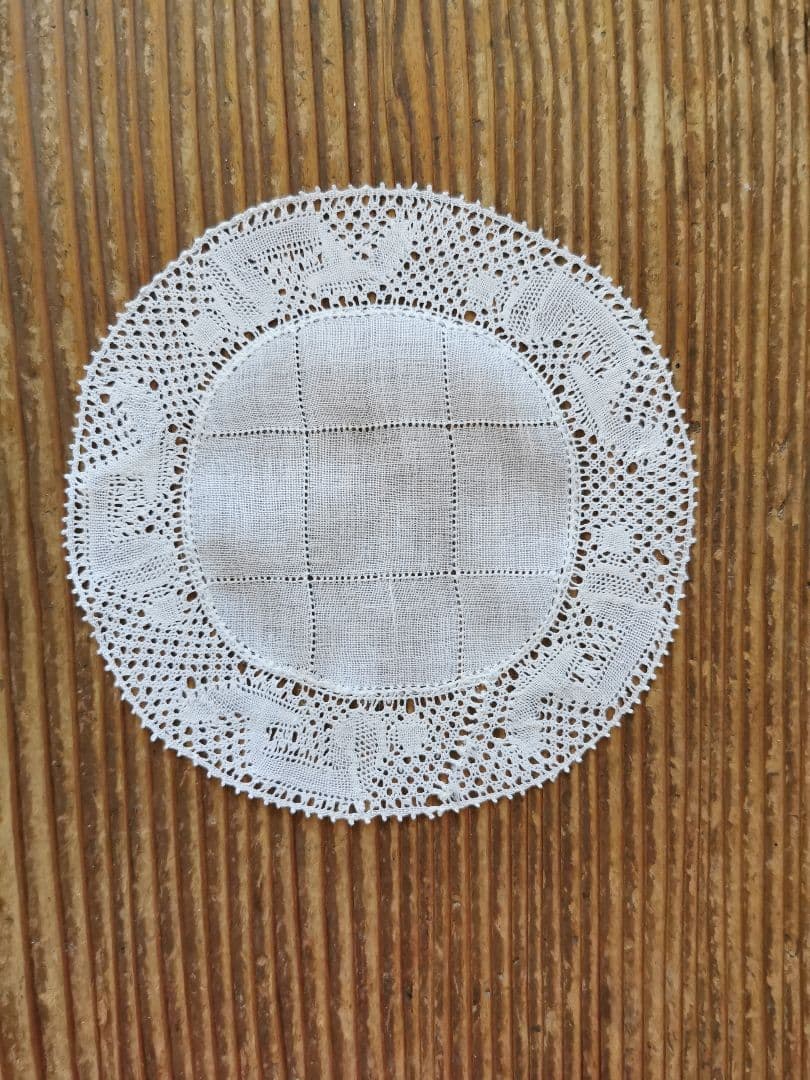 アンティークフランダースレース 花頭を垂れた薔薇 目抜き透かし格子刺繍 ドイリー