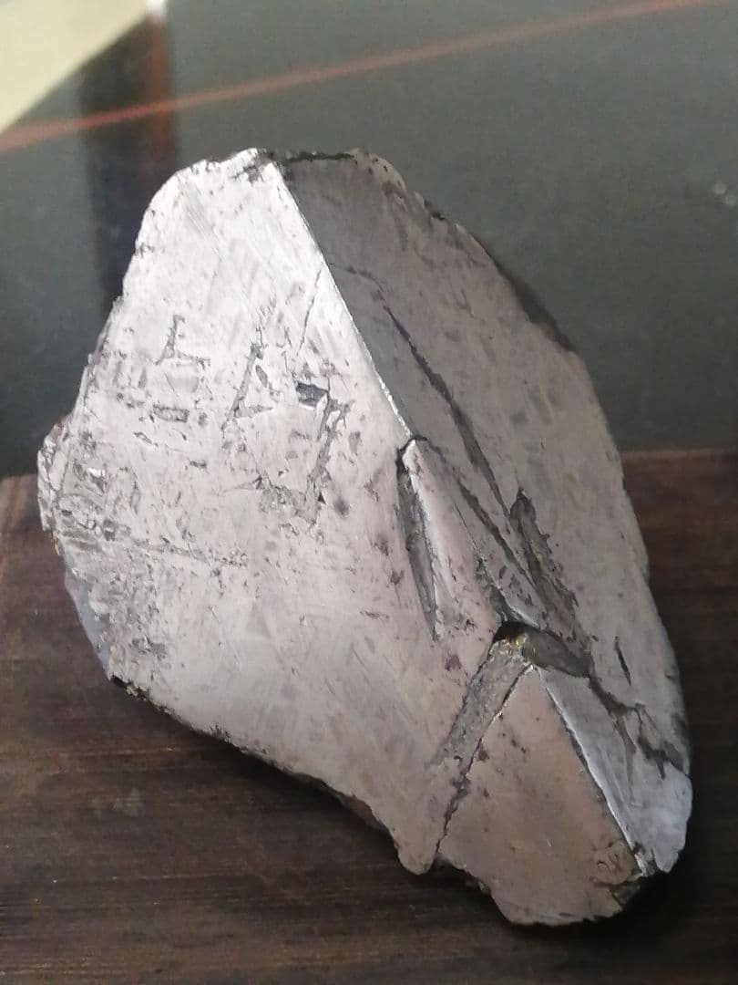 ★『超隕石』隕石原石　 969g　 隕石内部 表面は『鏡面仕上げ』になっています