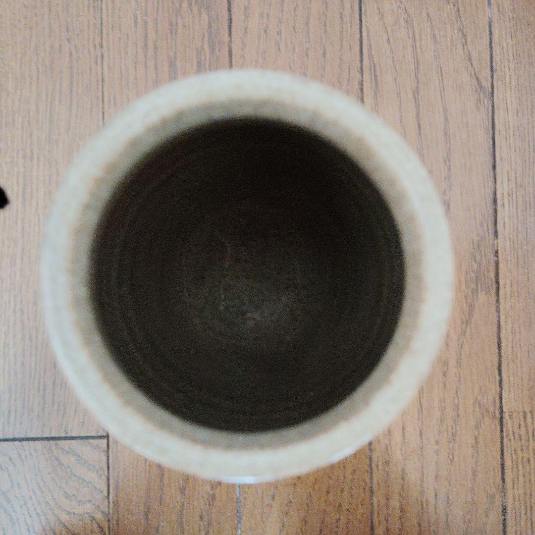 京都清水焼。谷口良三作 緑とベージュの花瓶 人のシルエット彫刻入り