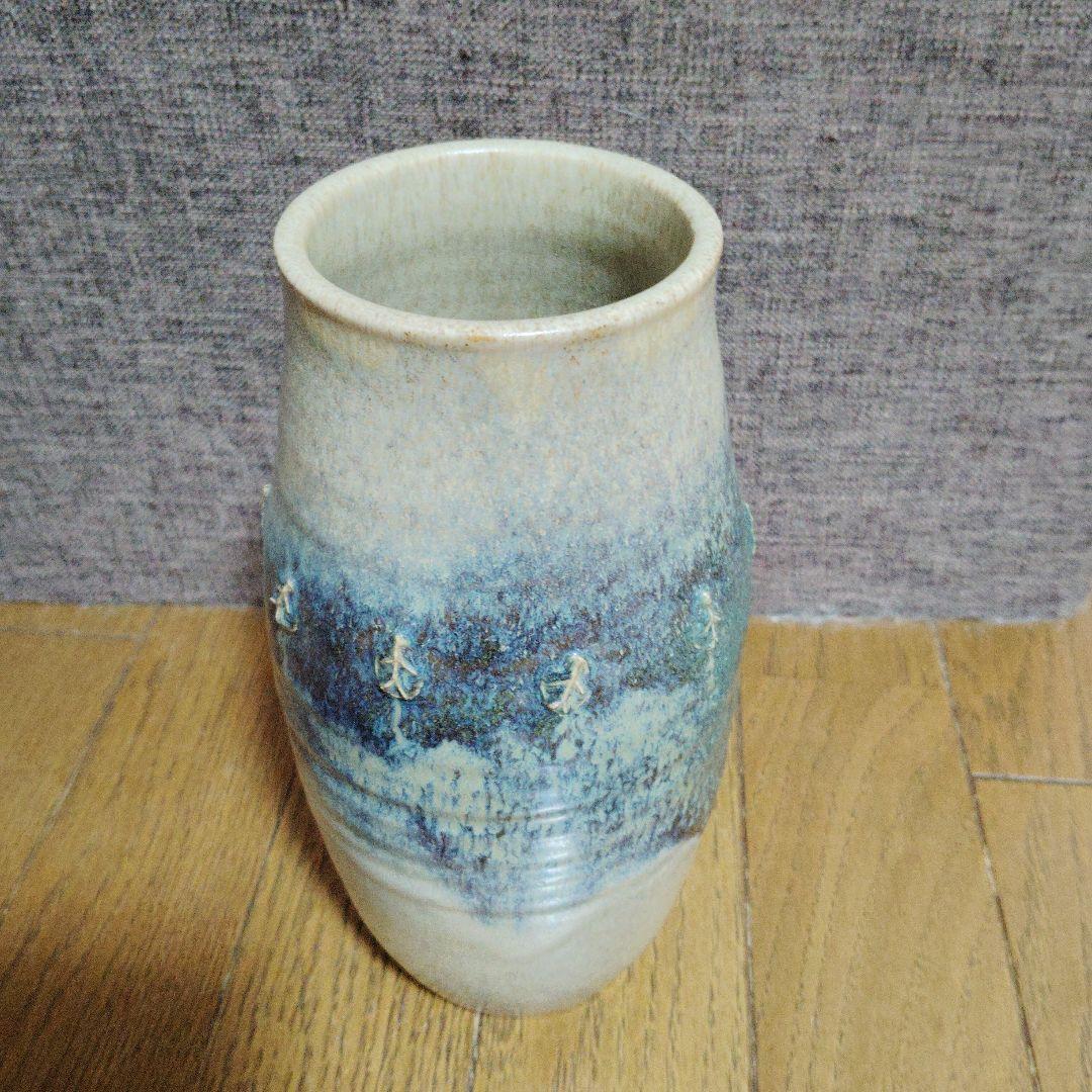 京都清水焼。谷口良三作 緑とベージュの花瓶 人のシルエット彫刻入り