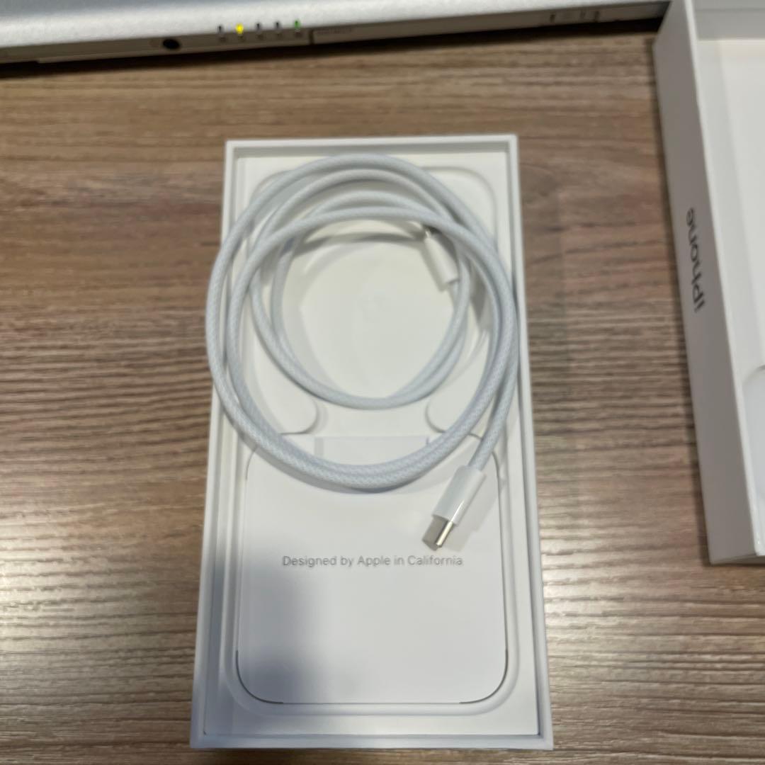 画面に多少傷有なので相場より安くしてます。iPhone 15 Pro 128