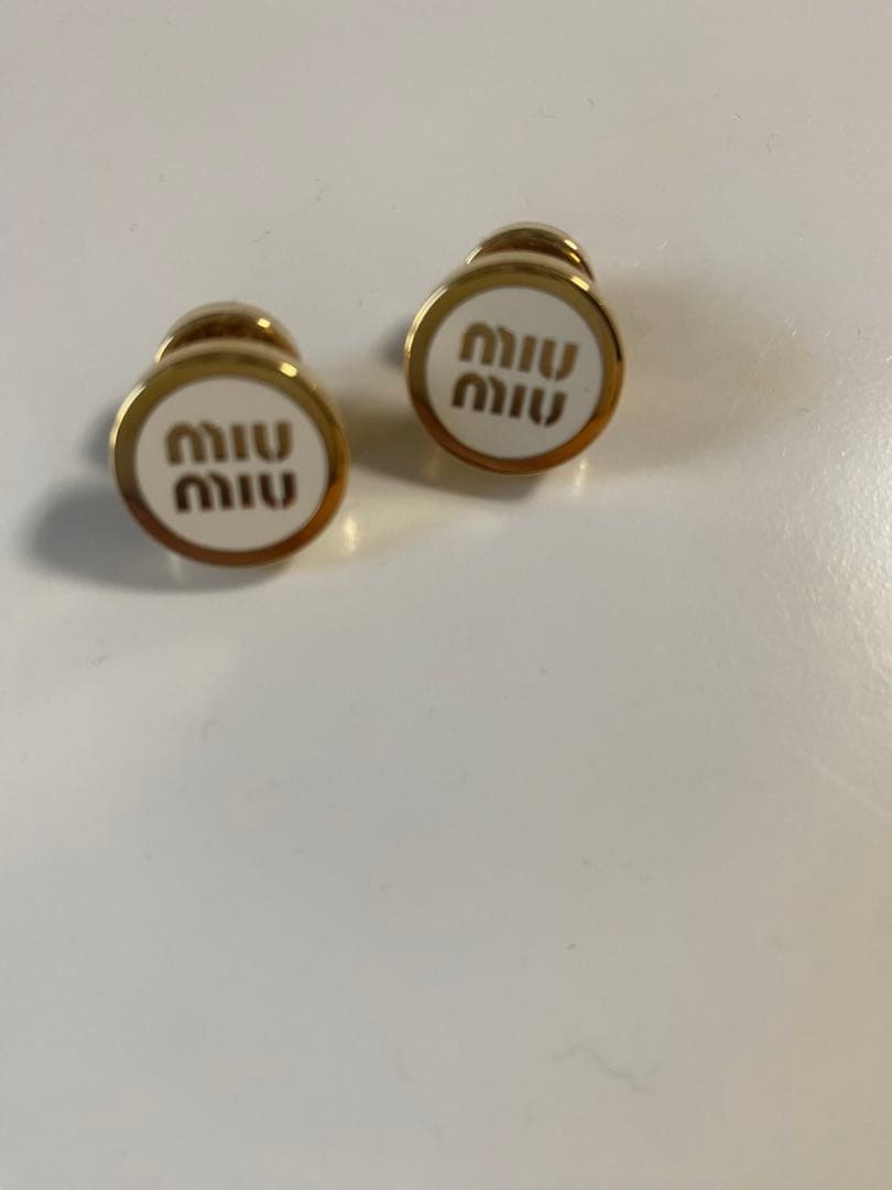 MIU MIU ゴールドスタッドピアス