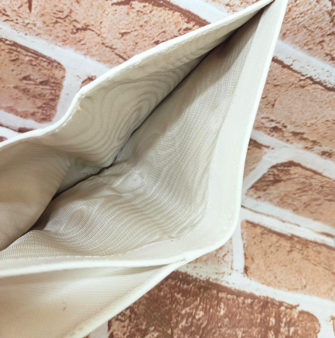 PRADA ホワイトレザー二つ折り財布