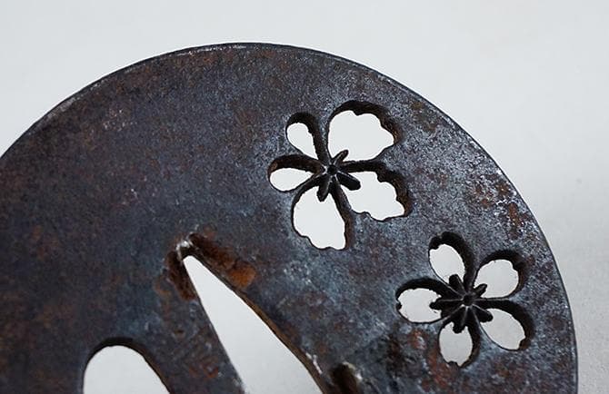 時代武具　刀装具　重次銘　桜透かし彫り 鉄製鍔