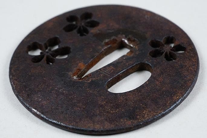 時代武具　刀装具　重次銘　桜透かし彫り 鉄製鍔