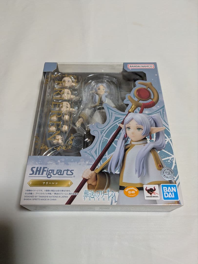 フリーレンフィギュアと他にカード3枚、クリアファイル2枚、財布、カードケース付き