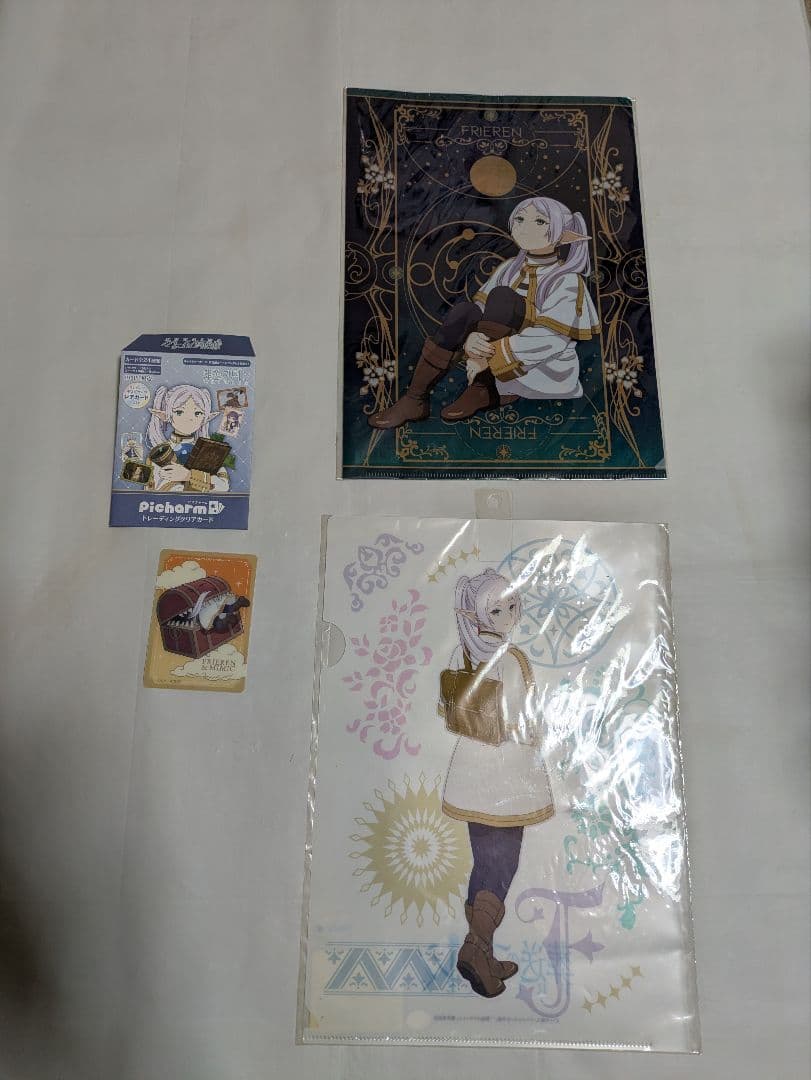 フリーレンフィギュアと他にカード3枚、クリアファイル2枚、財布、カードケース付き