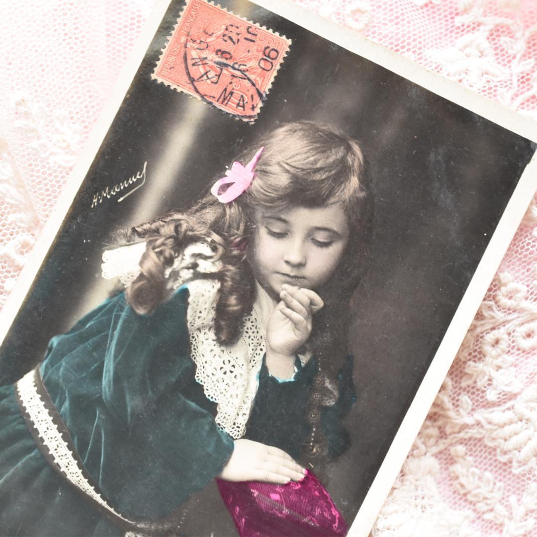 アンティークポストカード　ロザリオを見つめる美しい少女