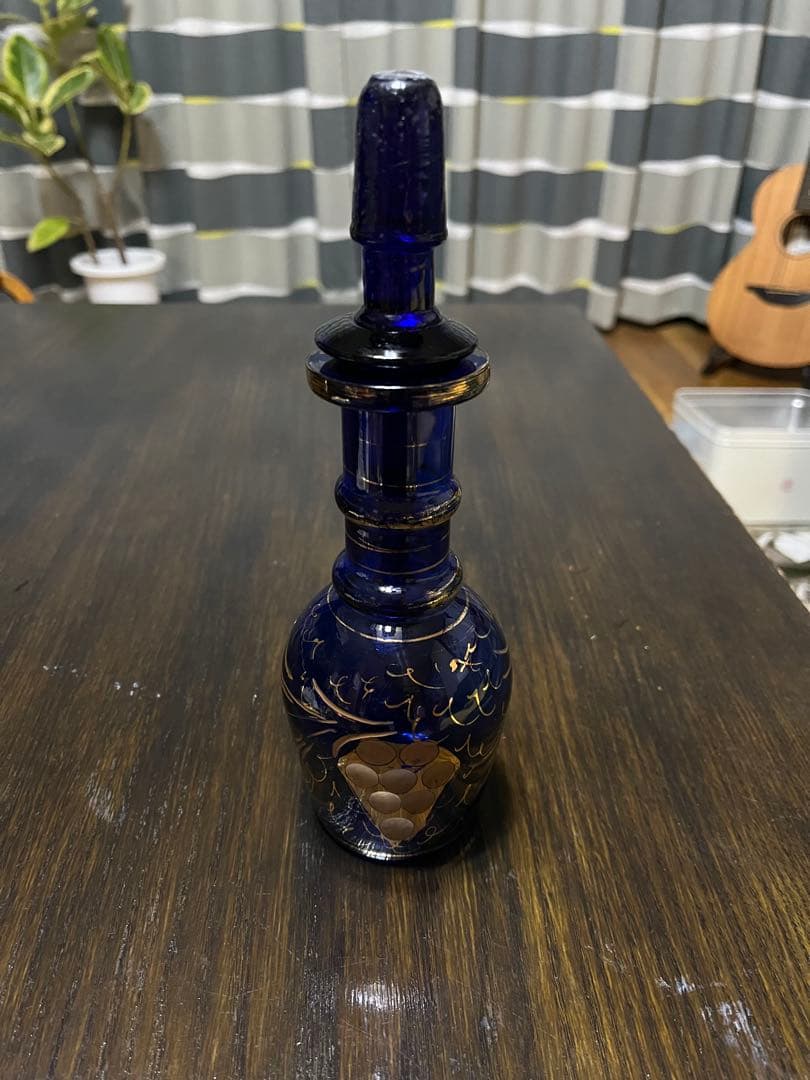 デキャンタ 美しい青色のガラス製装飾品