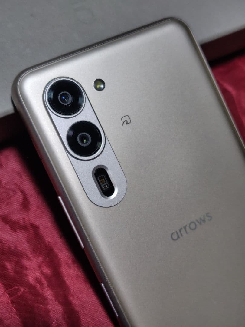 【ほぼ新品】FCNT　arrows We2 Plus　M06　シャンパンシルバー