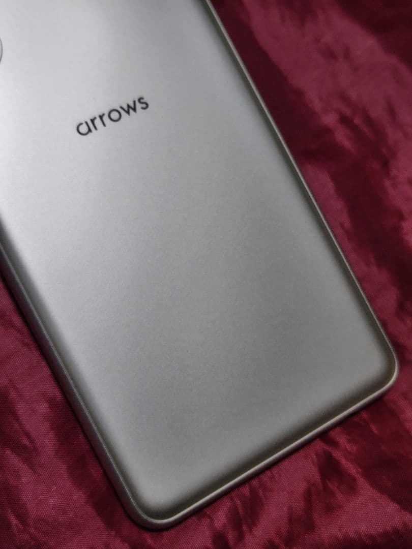 【ほぼ新品】FCNT　arrows We2 Plus　M06　シャンパンシルバー