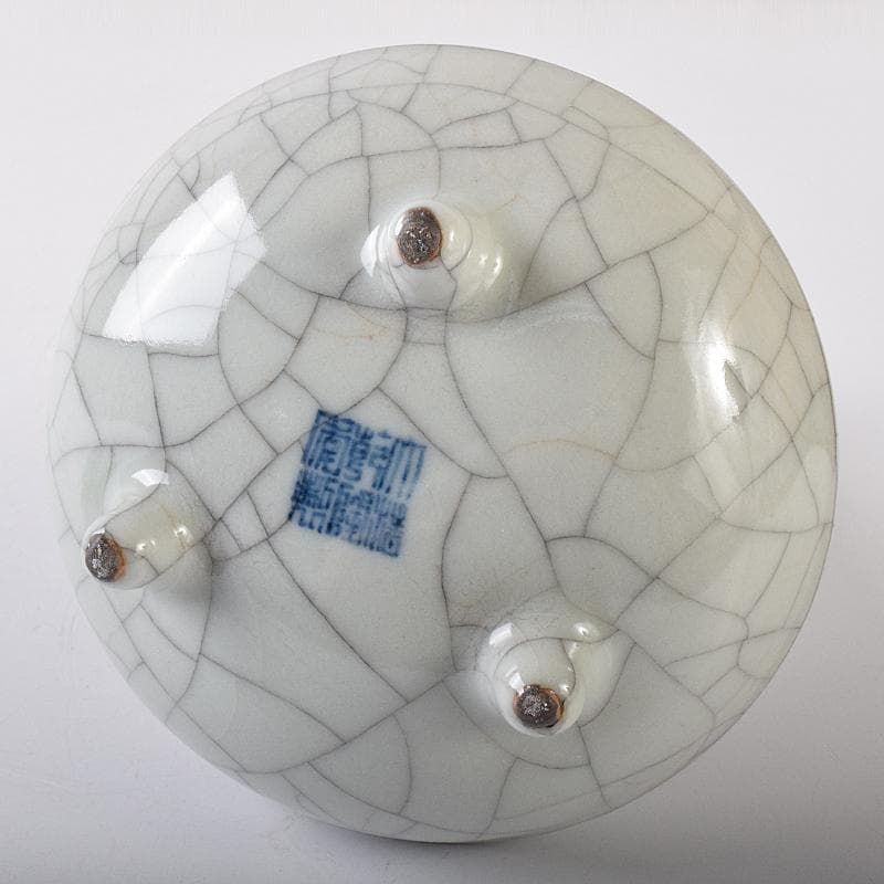 中国　大清乾隆年製款　哥窯　白磁　金糸鉄線　氷裂文　三足瓶　M　7993E