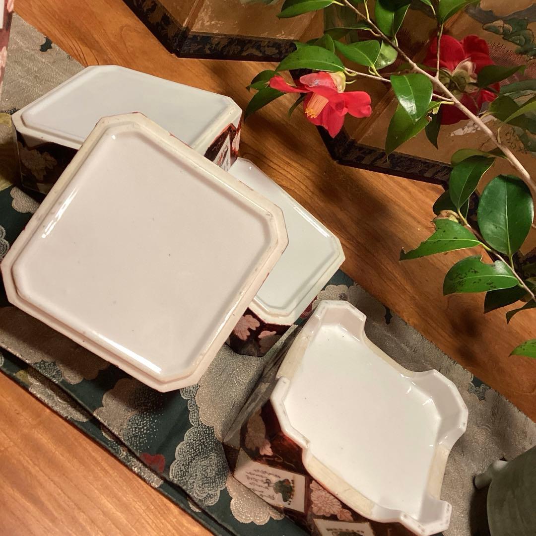 A1040 時代物　九谷焼　金襴手　百人一首カルタ紋様　４段重箱　（箱付）