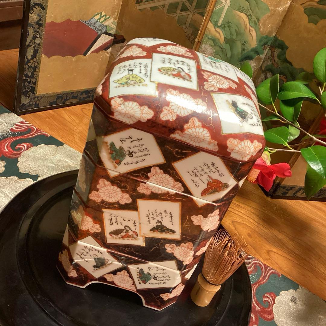 A1040 時代物　九谷焼　金襴手　百人一首カルタ紋様　４段重箱　（箱付）