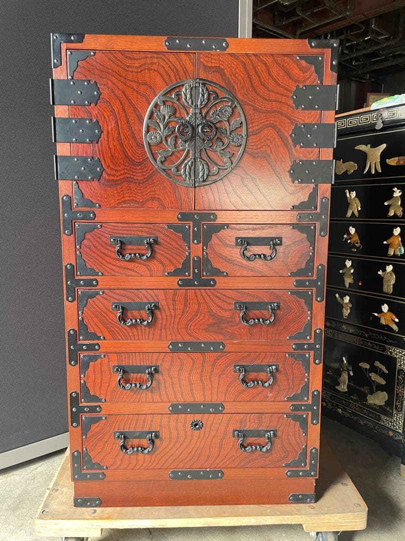 美品和箪笥　観音開き 棚箪笥 帳場箪笥 チェスト欅材 漆塗り 菊の金具飾り