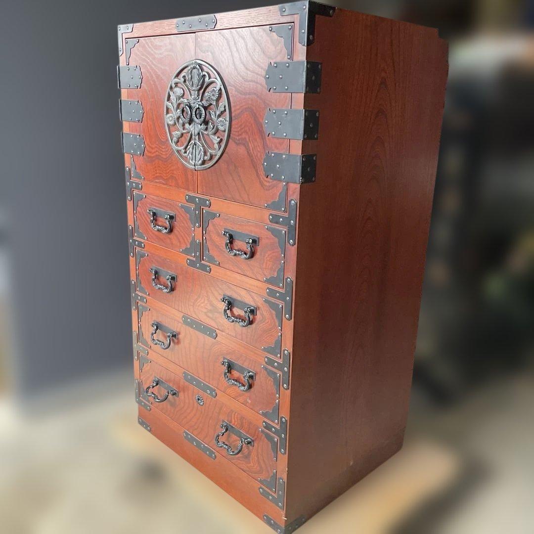 美品和箪笥　観音開き 棚箪笥 帳場箪笥 チェスト欅材 漆塗り 菊の金具飾り