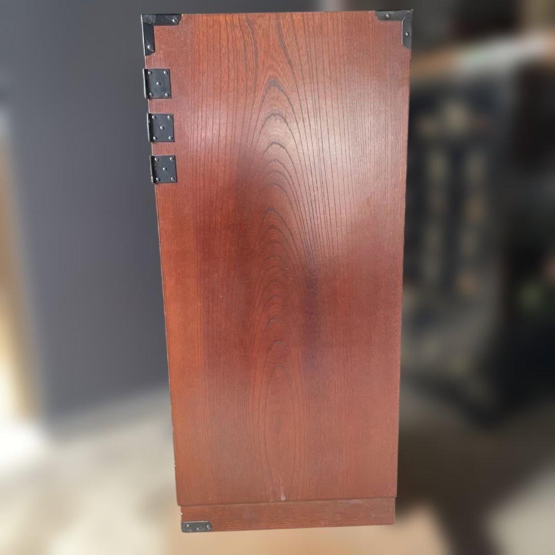 美品和箪笥　観音開き 棚箪笥 帳場箪笥 チェスト欅材 漆塗り 菊の金具飾り