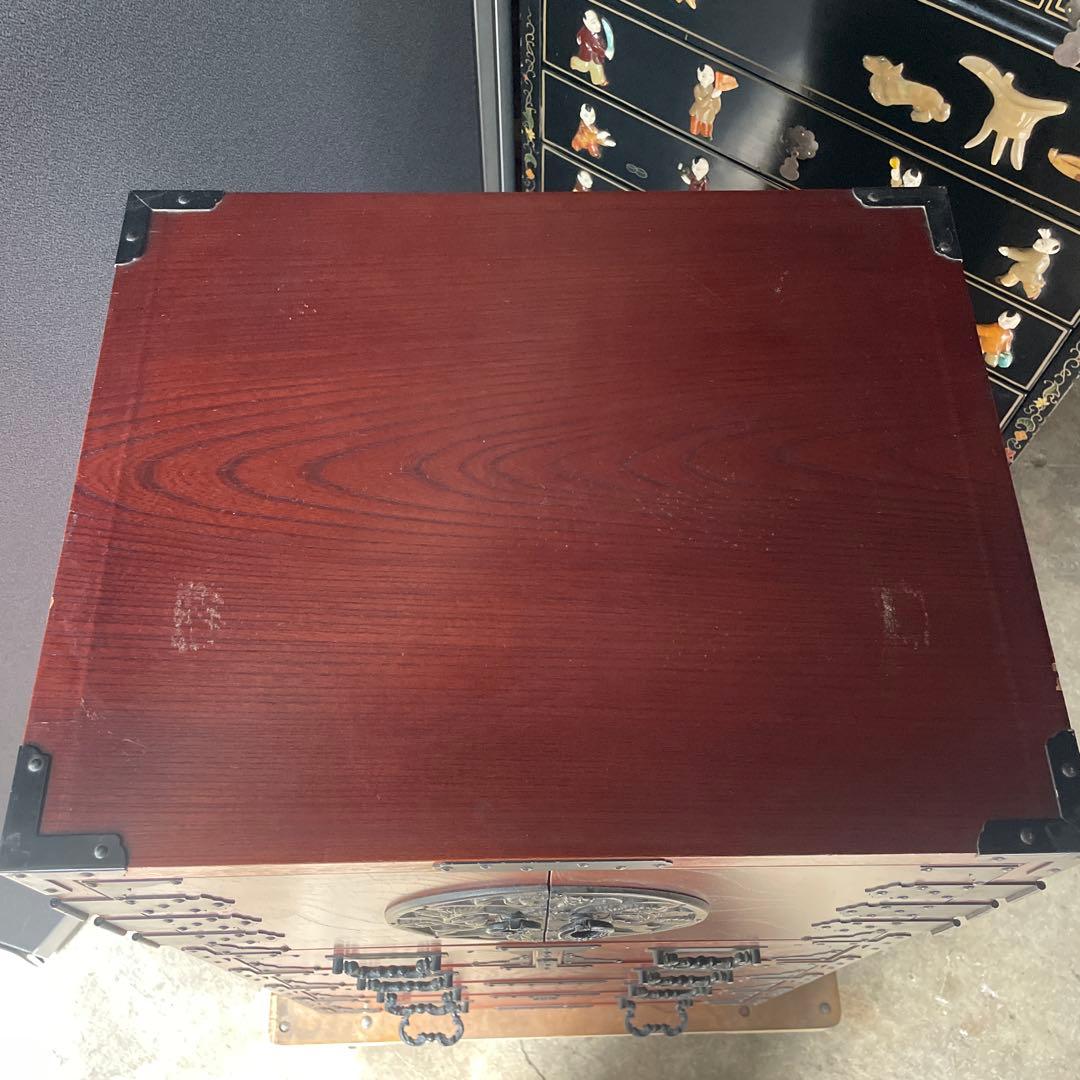 美品和箪笥　観音開き 棚箪笥 帳場箪笥 チェスト欅材 漆塗り 菊の金具飾り