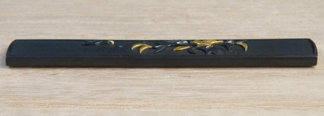 【赤銅魚子地 高肉彫 鍍金 銀象嵌 椿樹小鳥図小柄】 鍔 鐔 小柄 刀装具 骨董